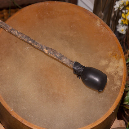 Calfskin head of the Roosebeck 14 inch wooden handle frame drum with its beater