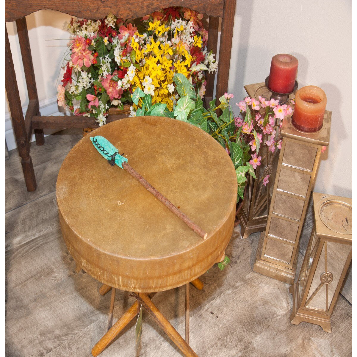 Calfskin head of the Roosebeck 16 inch antler handle frame drum with its beater