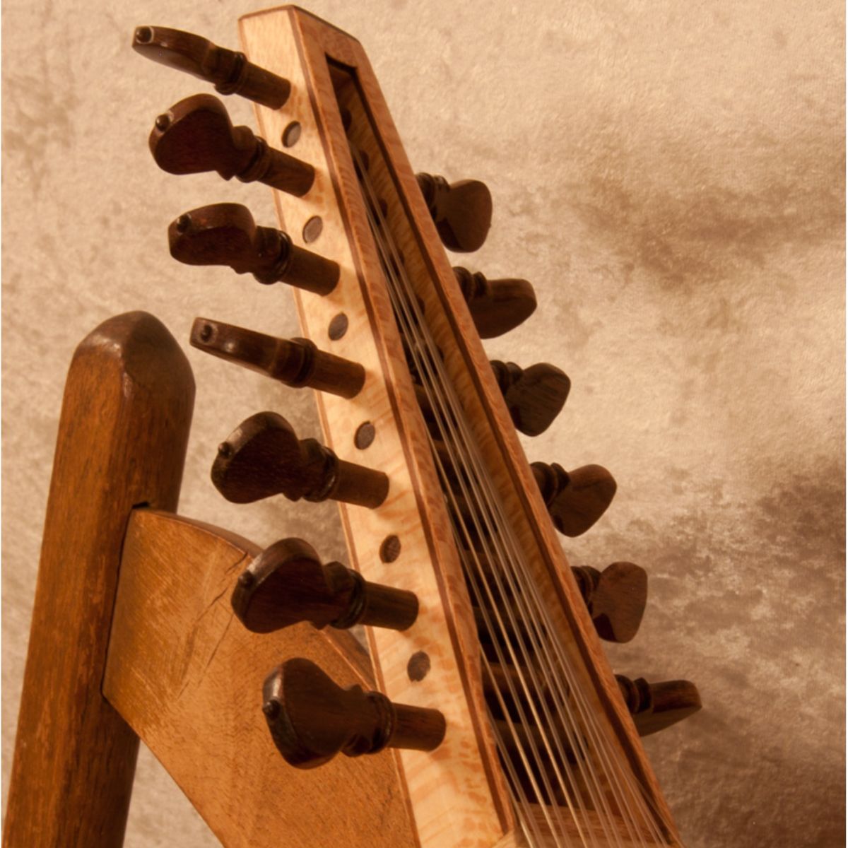 Roosebeck 7-Course Descant Lute — Sheesham peg box front view