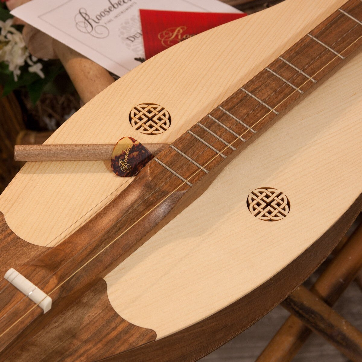 Roosebeck Grace Mountain Dulcimer 4-String Walnut, Celtic knot sound holes