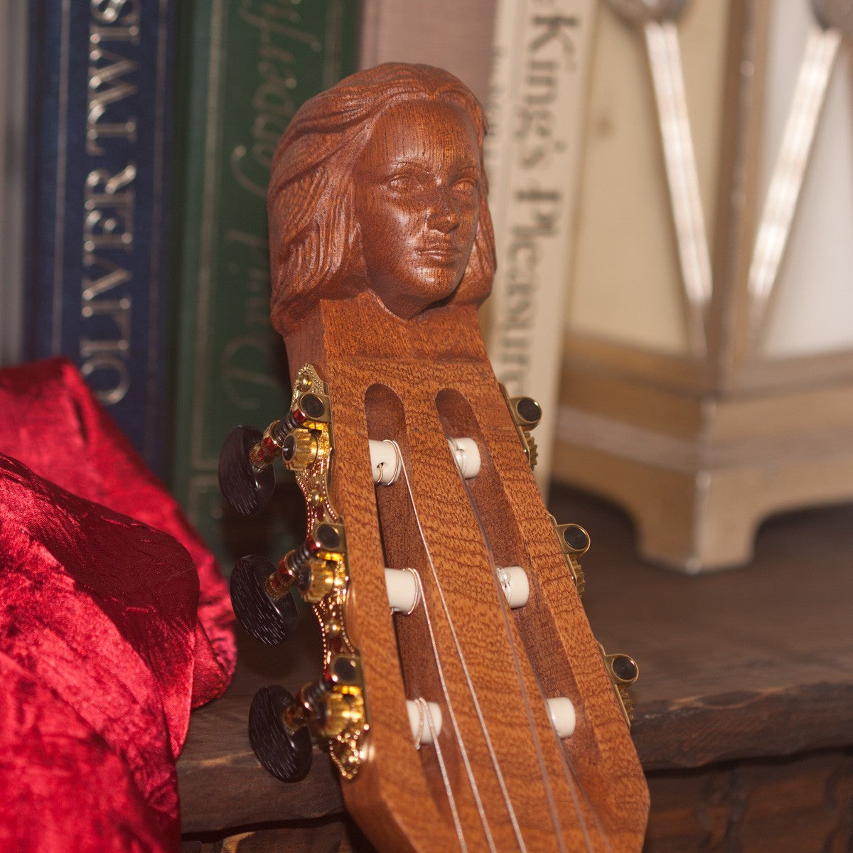 Roosebeck Lute-Guitar 6-String, carved head on the pegbox