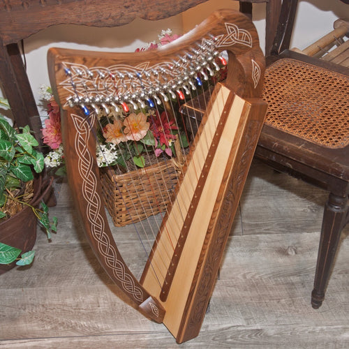 Roosebeck Pixie Harp 19-String Non-Standing Walnut, Chelby levers and engraved neck