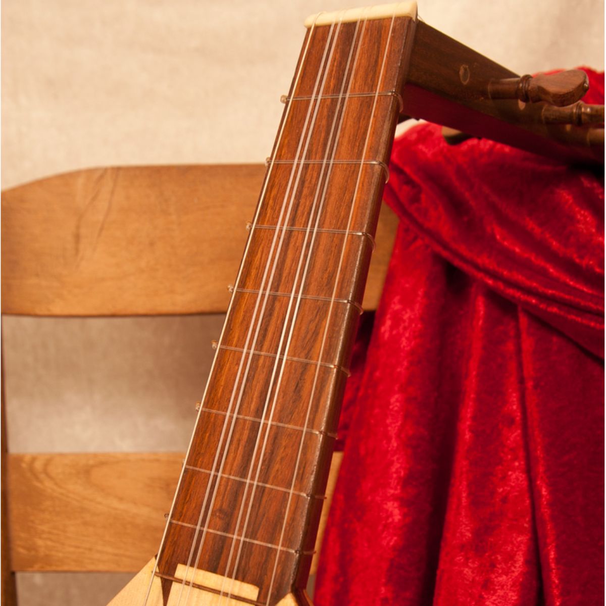 Roosebeck Tenor Lute-kulele — Variegated fretboard view